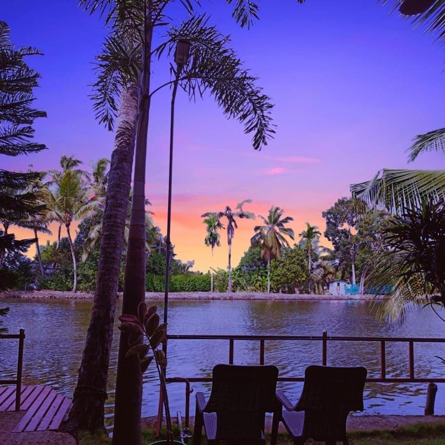The Lake Paradise Boutique Resort Alappuzha Exterior photo