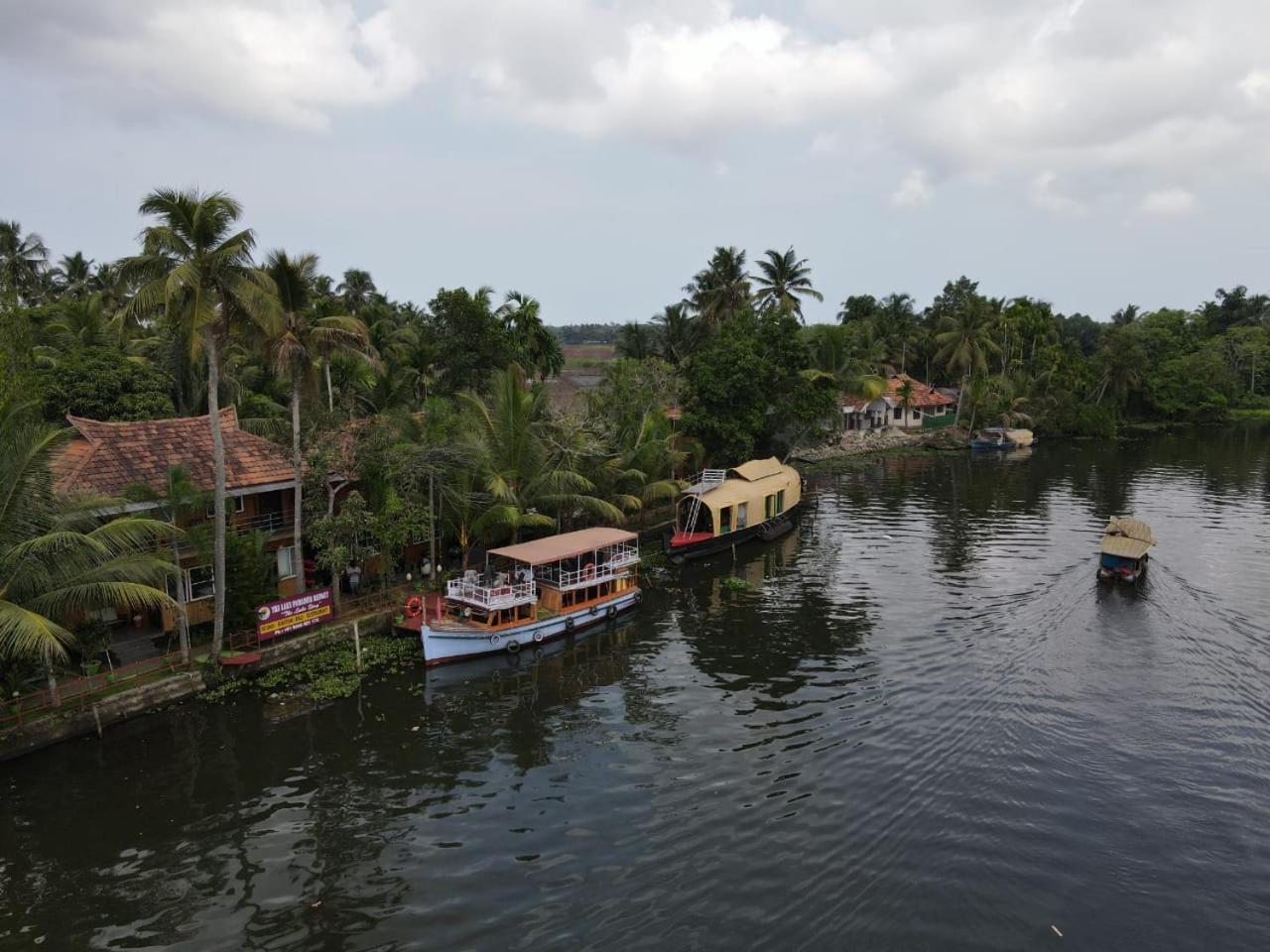 The Lake Paradise Boutique Resort Alappuzha Exterior photo