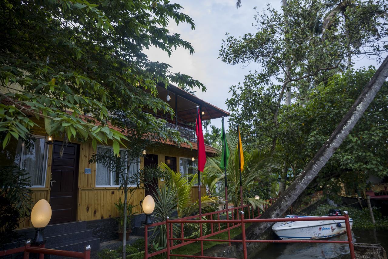 The Lake Paradise Boutique Resort Alappuzha Exterior photo