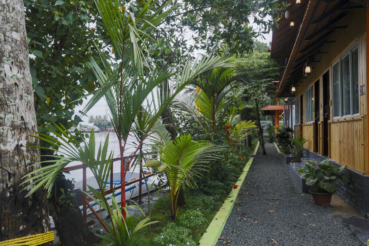The Lake Paradise Boutique Resort Alappuzha Exterior photo