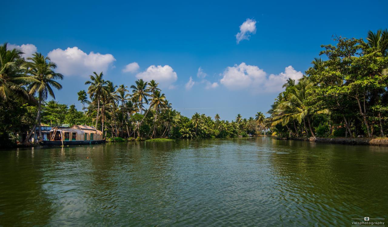 The Lake Paradise Boutique Resort Alappuzha Exterior photo