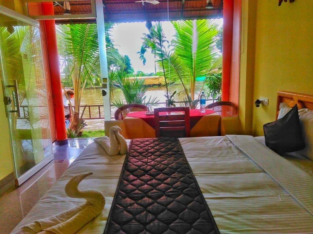 The Lake Paradise Boutique Resort Alappuzha Exterior photo